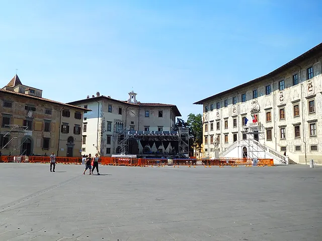 Piazza dei Cavalieri a Pisa: un'ampia piazza lastricata circondata da palazzi storici