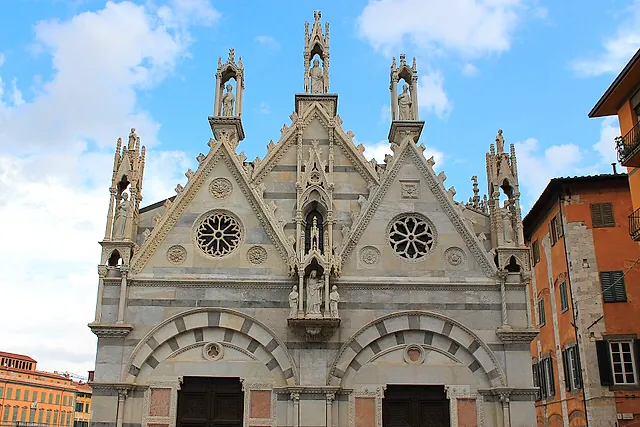 La facciata gotica di Santa Maria della Spina a Pisa, con i timpani a punta, i rosoni e i pinnacoli di marmo